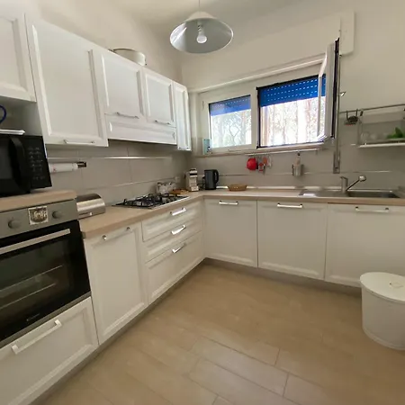 Splendid Detached Villa, Near The Sea
