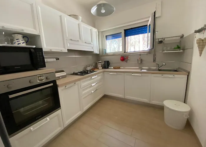 Splendid Detached Villa, Near The Sea Santa Lucia