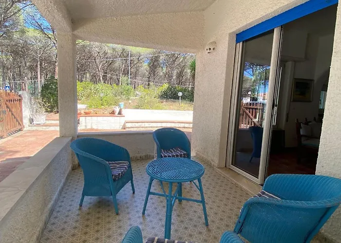 Villa Splendid Detached Villa, Near The Sea